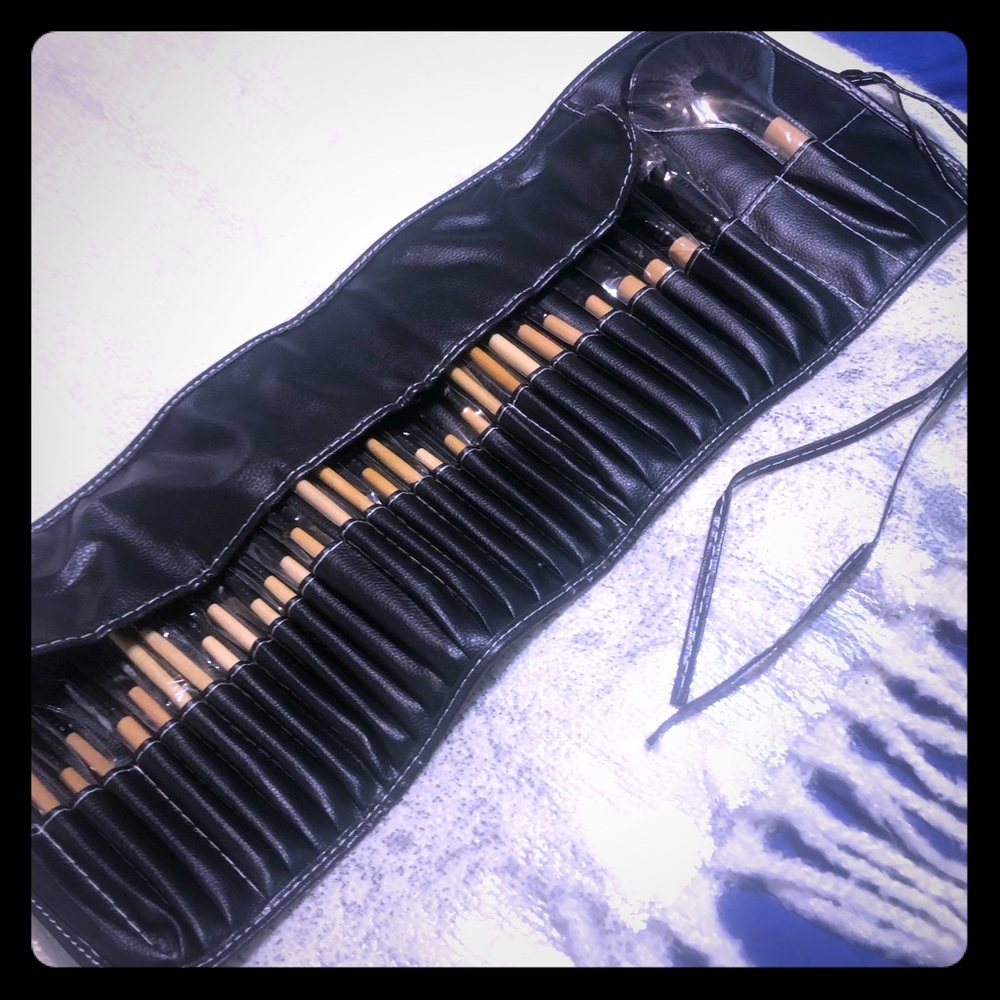 32 ITEMS: PACKETS MAKEUP BRUSHES BEAUTIFUL ALL DIF